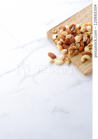 Nutritious and healthy mixed nuts (almonds, walnuts, cashews, macadamia nuts) 120668304