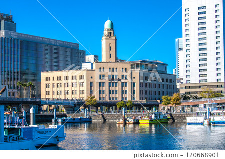 日本橫濱城市景觀 一座有步行橋的城市。橫濱海關等地區景色=11月28日 120668901