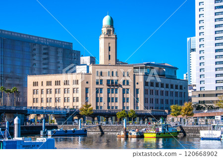Yokohama cityscape in Japan. A city with a pedestrian bridge. View of Yokohama Customs, Yokohama City Hall, Minato Mirai, etc. (November 28th) Yokohama cityscape in Japan. A city with a pedestrian bridge. View of Yokohama Customs, Yokohama City Hall, Minato Mirai, etc. (November 28th) 120668902