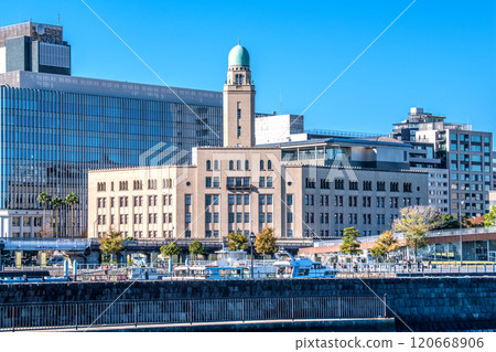 日本橫濱城市景觀 一座有步行橋的城市。橫濱海關、橫濱市政廳、港口未來等景觀=11月28日 日本橫濱城市景觀 一座有步行橋的城市。橫濱海關、橫濱市政廳、港口未來等景觀=11月28日 120668906