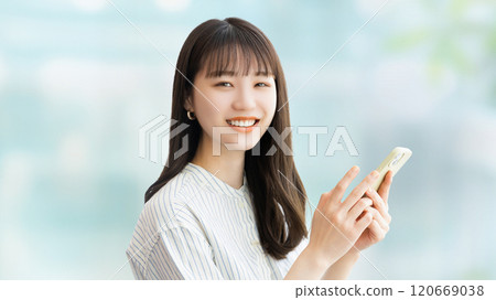 拿著智慧型手機的微笑的女人/女商人 拿著智慧型手機的微笑的女人/女商人 120669038