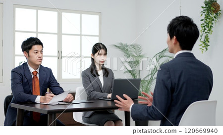 面試求職的商務人士 面試求職的商務人士 120669940