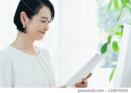 看文件的女實業家 120670026