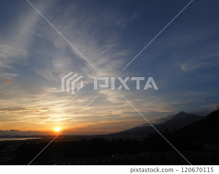 磐梯山和豬苗代湖之間的日落。橙色的雲朵、湖水、磐梯山的輪廓,令人印象深刻,美麗極了。 磐梯山和豬苗代湖之間的日落。橙色的雲朵、湖水、磐梯山的輪廓,令人印象深刻,美麗極了。 120670115