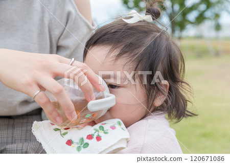 【路邊車站喝大麥茶的嬰兒】 120671086
