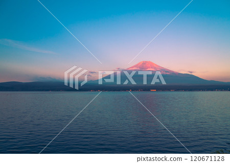 [Mt. Fuji at sunrise from Lake Yamanaka] 120671128
