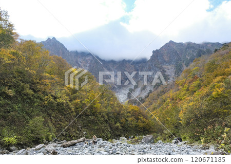 Ichinokurazawa in Mount Tanigawa, where the autumn leaves are at their best 120671185