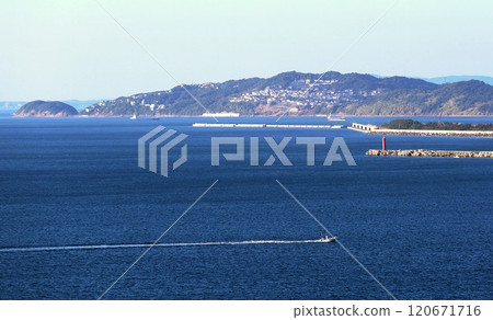 從西崎燈塔眺望和歌山市加太、友島 從西崎燈塔眺望和歌山市加太、友島 120671716