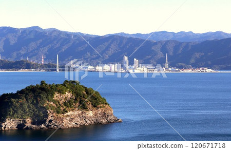 從西崎燈塔眺望和歌山市濱海城 從西崎燈塔眺望和歌山市濱海城 120671718