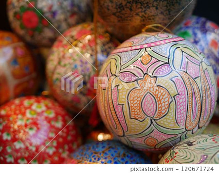 聖誕市集上販售的手繪聖誕裝飾品 120671724