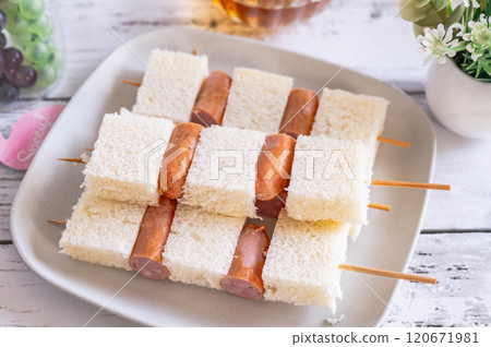 盤子上的麵包和香腸串 120671981