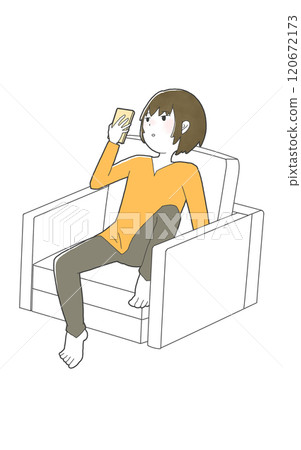 一個人懶洋洋地看著沙發上的智慧型手機 一個人懶洋洋地看著沙發上的智慧型手機 120672173