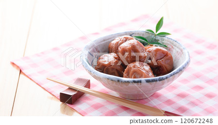 Umeboshi Kishu Nanko Ume (White Dried Ume) Traditional sour and salty umeboshi pickled only in salt 120672248