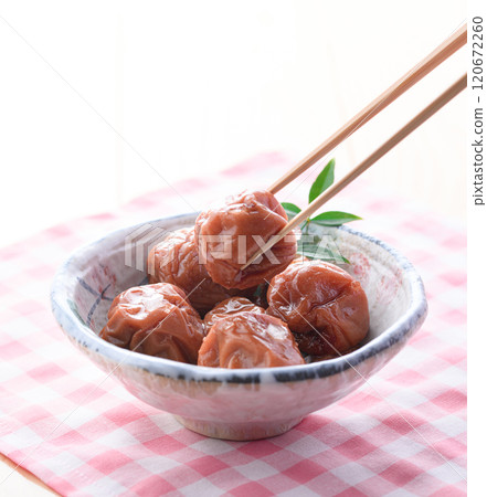 醃梅 紀州南高梅(白色乾梅) 僅用鹽醃製的傳統酸鹹醃梅。 醃梅 紀州南高梅(白色乾梅) 僅用鹽醃製的傳統酸鹹醃梅。 120672260