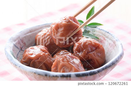 醃梅 紀州南高梅(白色乾梅) 僅用鹽醃製的傳統酸鹹醃梅。 醃梅 紀州南高梅(白色乾梅) 僅用鹽醃製的傳統酸鹹醃梅。 120672261