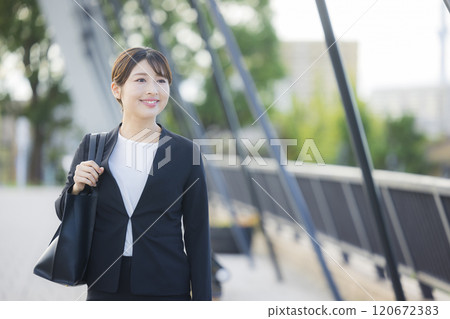 穿著西裝的女商人 120672383