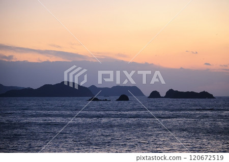 The sea at dusk 120672519