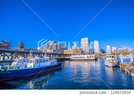 日本橫濱城市景觀 一座有步行橋的城市。關內站前重建、縣政府、遊覽船、海關、大摩天輪=28日 120672656