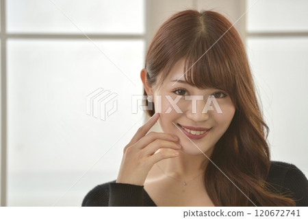 穿著裙子的年輕女子 120672741
