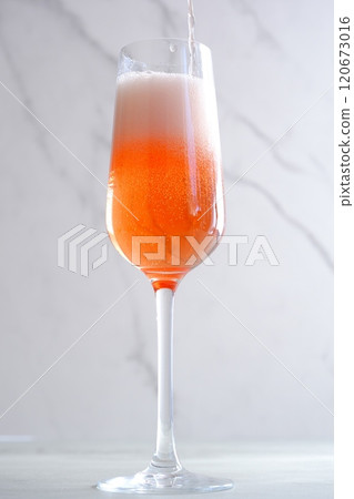 將冷藏好的桃紅香檳(起泡酒)倒入長笛杯中 將冷藏好的桃紅香檳(起泡酒)倒入長笛杯中 120673016