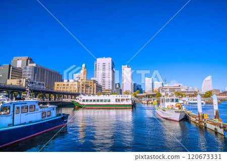 Yokohama cityscape in Japan. A city with a pedestrian bridge. View of Yokohama Customs, sightseeing boats, the Ferris wheel, Pacifico Yokohama, etc. = 28th 120673331