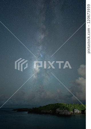 The Milky Way seen from Miyakojima 120673939