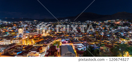 墨西哥瓜納華托夜景,大全景 墨西哥瓜納華托夜景,大全景 120674827