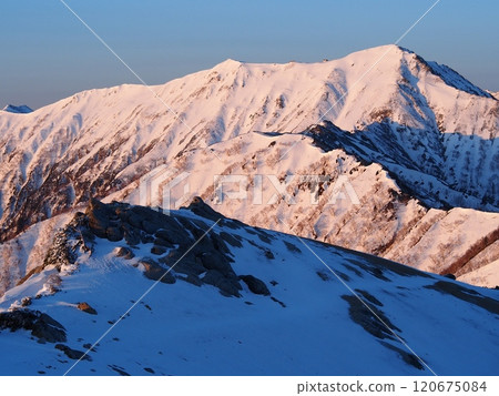 The remaining snow on Mount Daitenjo seen from Mount Tsubaki in the Northern Alps 120675084