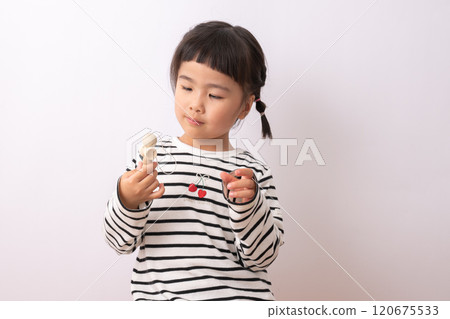女孩玩玩具 120675533
