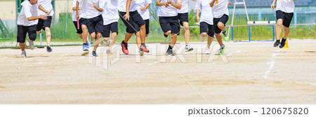 青春瞬間：運動會接力賽中奮力奔跑的高中生 120675820