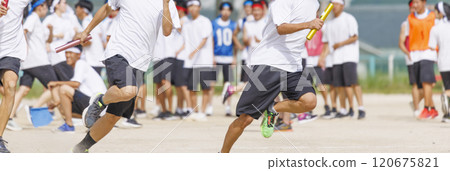 青春瞬間：運動會接力賽中奮力奔跑的高中生 120675821