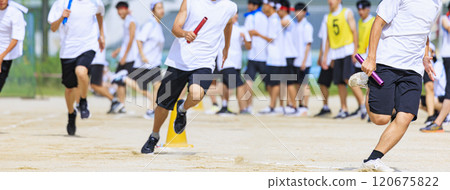 青春瞬間：運動會接力賽中奮力奔跑的高中生 120675822