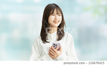 拿著智慧型手機的微笑的女人/女商人 120676025