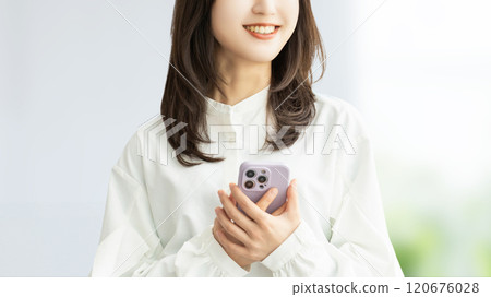 拿著智慧型手機的微笑的女人/女商人 120676028