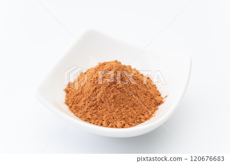 肉桂粉放入小碗中 120676683