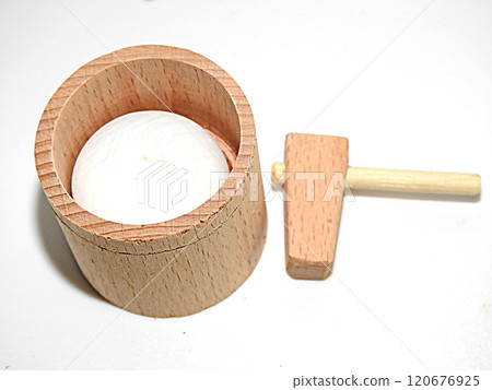 Pounding rice cakes - pestle and mortar 120676925