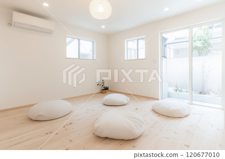 極簡主義的房間，只有墊子 120677010