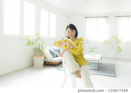客廳裡的中年婦女 客廳裡的中年婦女 120677184