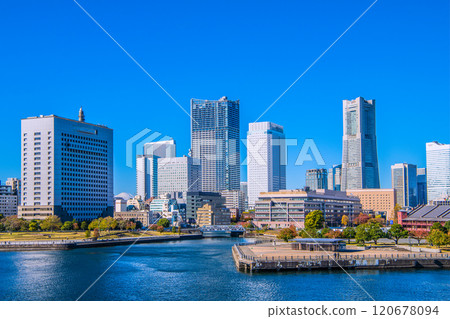 Yokohama cityscape in Japan, with views of Mt. Fuji, Kanagawa Prefectural Police, Landmark, Minato Mirai, etc. A rare sight = 28th 120678094
