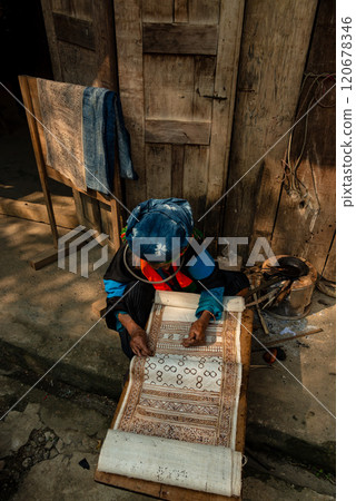 Ha Giang - January 15, 2024: The linen weaving profession of the Mong people in Lung Tam, Ha Giang 120678346