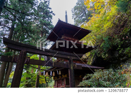 秋天的榛名神社三層寶塔 120678877