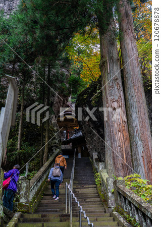 秋天的榛名神社，參拜者登上通往蒼龍門的石階 120678878