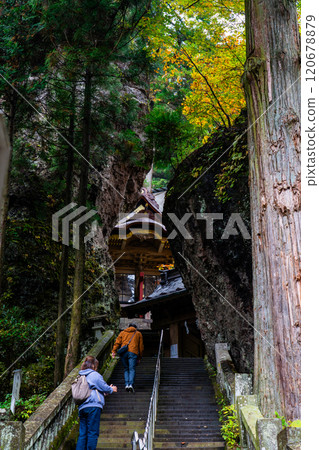 秋天的榛名神社,參拜者登上通往蒼龍門的石階 秋天的榛名神社,參拜者登上通往蒼龍門的石階 120678879