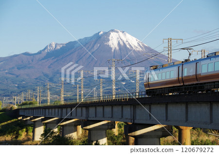 Profile of the latest 273 series Yakumo Express train bound for Okayama, speeding across the Hinogawa Bridge towards the foot of Mt. Oyama, covered in its first snowfall. 120679272