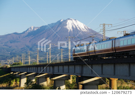 Profile of the latest 273 series Yakumo Express train bound for Okayama, speeding across the Hinogawa Bridge towards the foot of Mt. Oyama, covered in its first snowfall. 120679273