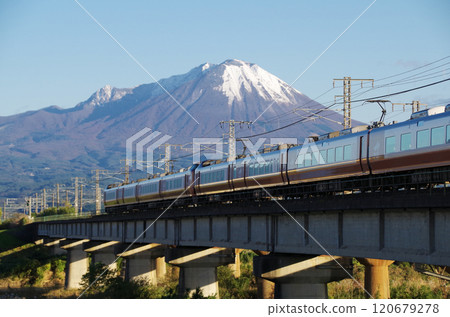 開往岡山的最新 273 系列特急列車「八雲 22」的輪廓圖,在第一場降雪中,在日野川大橋上高速行駛,駛向大山山麓。 開往岡山的最新 273 系列特急列車「八雲 22」的輪廓圖,在第一場降雪中,在日野川大橋上高速行駛,駛向大山山麓。 120679278