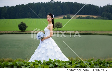婚紗照：新娘手捧花站在草原上 120679370