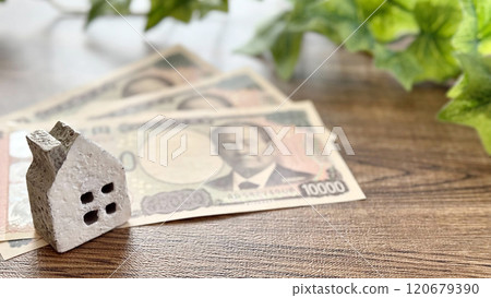 家居飾品和3張新的10,000日元鈔票_棕色板背景 家居飾品和3張新的10,000日元鈔票_棕色板背景 120679390
