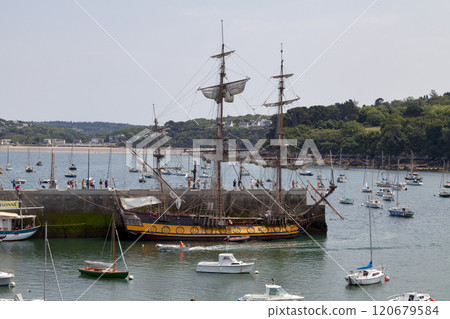 The frigate Shtandart during the Douarnenez maritime festival 120679584