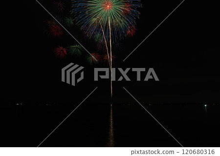 靜岡縣湖西市湖西湖花火大會夜空中綻放的煙火 120680316